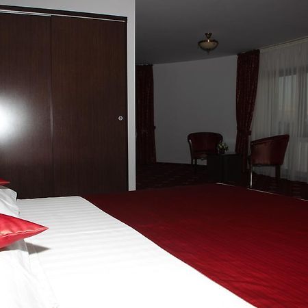 Hotel Royal 2 Urziceni エクステリア 写真