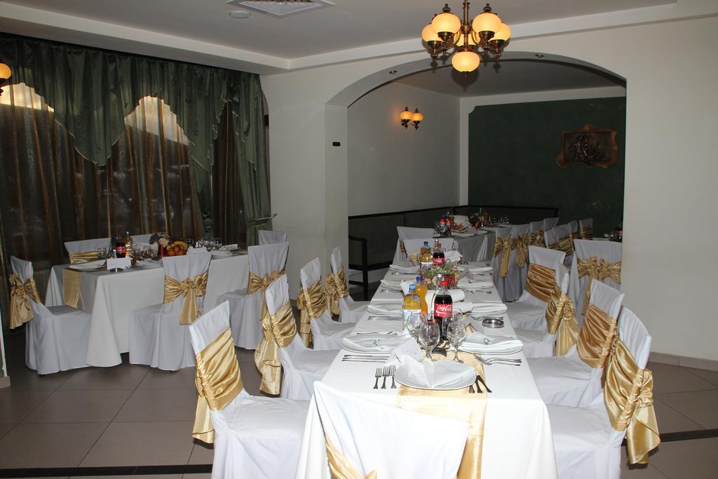 Hotel Royal 2 Urziceni エクステリア 写真
