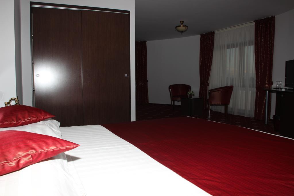 Hotel Royal 2 Urziceni エクステリア 写真